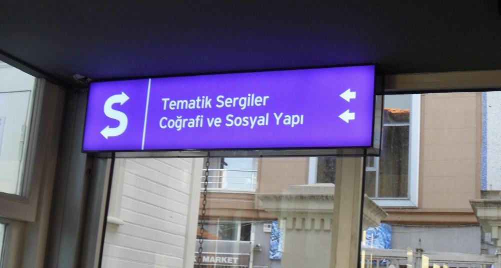 Müzeler, Kültür Merkezleri, Galeriler, Sergi Salonları ve Konferans Salonları için Yönlendirme Tabelaları